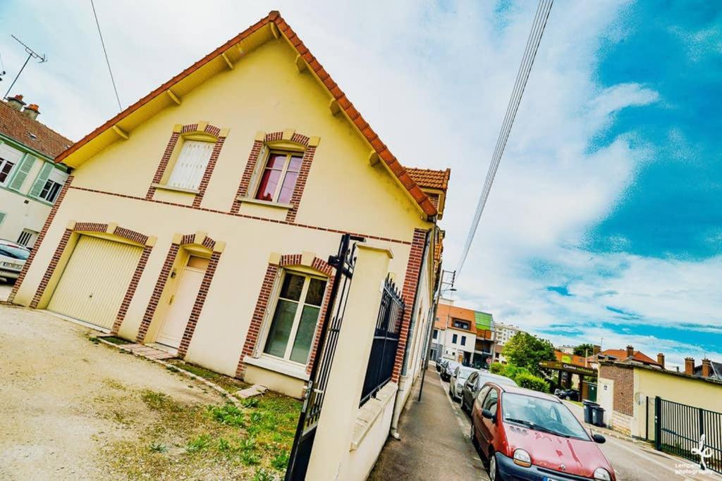 Maison Piscine Interieure Et Garage Труа Экстерьер фото